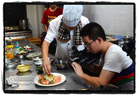 此次攝制組通過拍攝婺源代表名菜糊豆腐、粉蒸肉、荷包紅魚、賽鵝頸及地方小吃清明果、灰汁果、糯米子糕等來(lái)詮釋婺源美食經(jīng)典，展示婺源食文化，打造獨(dú)屬婺源的美食符號(hào)。