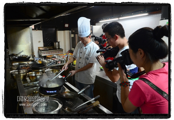 此次攝制組通過拍攝婺源代表名菜糊豆腐、粉蒸肉、荷包紅魚、賽鵝頸及地方小吃清明果、灰汁果、糯米子糕等來(lái)詮釋婺源美食經(jīng)典，展示婺源食文化，打造獨(dú)屬婺源的美食符號(hào)。