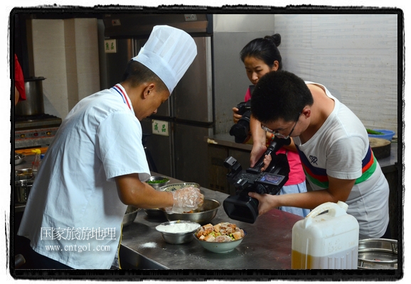 此次攝制組通過拍攝婺源代表名菜糊豆腐、粉蒸肉、荷包紅魚、賽鵝頸及地方小吃清明果、灰汁果、糯米子糕等來(lái)詮釋婺源美食經(jīng)典，展示婺源食文化，打造獨(dú)屬婺源的美食符號(hào)。