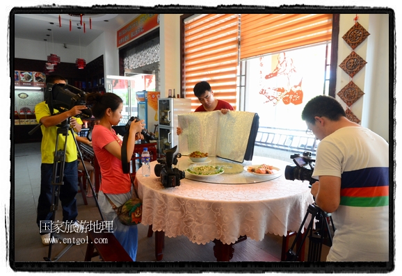 此次攝制組通過拍攝婺源代表名菜糊豆腐、粉蒸肉、荷包紅魚、賽鵝頸及地方小吃清明果、灰汁果、糯米子糕等來(lái)詮釋婺源美食經(jīng)典，展示婺源食文化，打造獨(dú)屬婺源的美食符號(hào)。