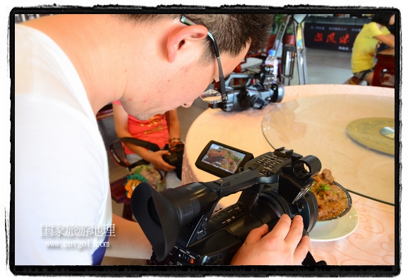 此次攝制組通過拍攝婺源代表名菜糊豆腐、粉蒸肉、荷包紅魚、賽鵝頸及地方小吃清明果、灰汁果、糯米子糕等來(lái)詮釋婺源美食經(jīng)典，展示婺源食文化，打造獨(dú)屬婺源的美食符號(hào)。