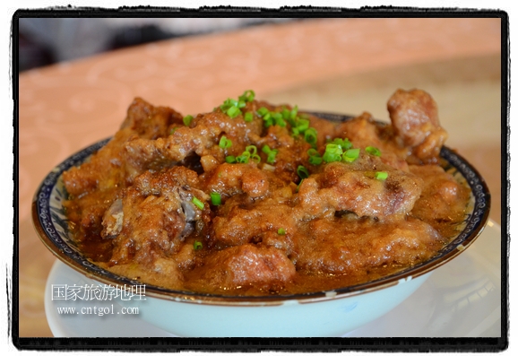 此次攝制組通過拍攝婺源代表名菜糊豆腐、粉蒸肉、荷包紅魚、賽鵝頸及地方小吃清明果、灰汁果、糯米子糕等來(lái)詮釋婺源美食經(jīng)典，展示婺源食文化，打造獨(dú)屬婺源的美食符號(hào)。