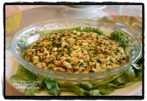 此次攝制組通過拍攝婺源代表名菜糊豆腐、粉蒸肉、荷包紅魚、賽鵝頸及地方小吃清明果、灰汁果、糯米子糕等來(lái)詮釋婺源美食經(jīng)典，展示婺源食文化，打造獨(dú)屬婺源的美食符號(hào)。