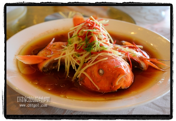 此次攝制組通過拍攝婺源代表名菜糊豆腐、粉蒸肉、荷包紅魚、賽鵝頸及地方小吃清明果、灰汁果、糯米子糕等來(lái)詮釋婺源美食經(jīng)典，展示婺源食文化，打造獨(dú)屬婺源的美食符號(hào)。