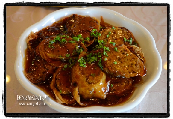 此次攝制組通過拍攝婺源代表名菜糊豆腐、粉蒸肉、荷包紅魚、賽鵝頸及地方小吃清明果、灰汁果、糯米子糕等來(lái)詮釋婺源美食經(jīng)典，展示婺源食文化，打造獨(dú)屬婺源的美食符號(hào)。