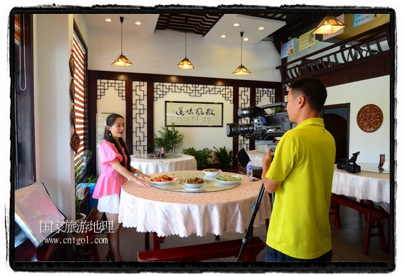 此次攝制組通過拍攝婺源代表名菜糊豆腐、粉蒸肉、荷包紅魚、賽鵝頸及地方小吃清明果、灰汁果、糯米子糕等來(lái)詮釋婺源美食經(jīng)典，展示婺源食文化，打造獨(dú)屬婺源的美食符號(hào)。