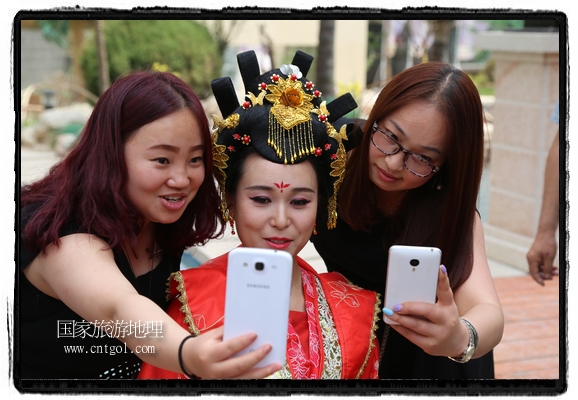 6月19日，端午節(jié)的前一天，甘肅平?jīng)鍪嗅轻紖^(qū)南山公園澳廈麗灣小區(qū)“邀請(qǐng)”唐朝被譽(yù)為四大美女之一的“楊貴妃”前來(lái)與市民見(jiàn)面，共度“端午佳節(jié)”。期間，“貴妃娘娘”由一名解說(shuō)人員做向?qū)?，與小區(qū)居民一同游玩、賞景、互敬酒水、合影留念，并現(xiàn)場(chǎng)贈(zèng)送大人小孩粽子、香包和糖果。