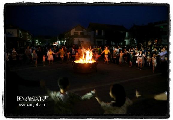 甘肅平?jīng)鍪嗅轻脊沛?zhèn)舉辦了篝火晚會(huì)，1000余名市民參與其中，大家載歌載舞，在歡快熱鬧的氣氛中為每一位父親送祝福。父親節(jié)（Father's Day），顧名思義是感恩父親的節(jié)日。約始于二十世紀(jì)初，起源于美國(guó)，現(xiàn)已廣泛流傳于世界各地，節(jié)日日期因地域而存在差異。