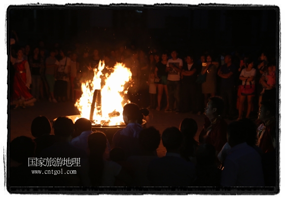 甘肅平?jīng)鍪嗅轻脊沛?zhèn)舉辦了篝火晚會(huì)，1000余名市民參與其中，大家載歌載舞，在歡快熱鬧的氣氛中為每一位父親送祝福。父親節(jié)（Father's Day），顧名思義是感恩父親的節(jié)日。約始于二十世紀(jì)初，起源于美國(guó)，現(xiàn)已廣泛流傳于世界各地，節(jié)日日期因地域而存在差異。