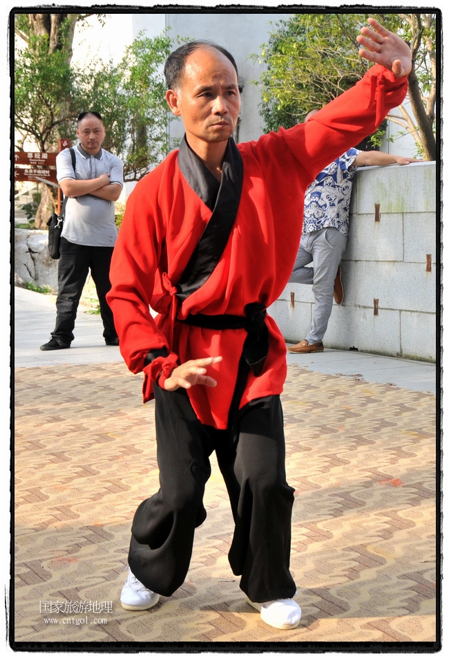 6月20日，小朋友們和中國(guó)武術(shù)愛(ài)好者們?cè)诮魇℃脑纯h熹園景區(qū)表演中國(guó)傳統(tǒng)的中國(guó)武術(shù)功夫，吸引許多游人前來(lái)駐足觀看。當(dāng)日是中國(guó)傳統(tǒng)的端午節(jié)，江西省婺源縣的中國(guó)武術(shù)愛(ài)好者們通過(guò)表演中國(guó)武術(shù)功夫，打太極，表演了少林棍、硬氣功、自選拳等少林寺功夫，讓孩子們從小學(xué)習(xí)中國(guó)武術(shù)，傳承中國(guó)武德，感受先人過(guò)端午的氛圍。