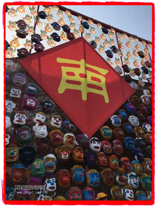 中國規(guī)模最大的猴面具彩繪在南潯古鎮(zhèn)展示。猴子真是今年最紅的動物。 
