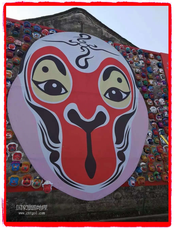 中國規(guī)模最大的猴面具彩繪在南潯古鎮(zhèn)展示。猴子真是今年最紅的動物。 