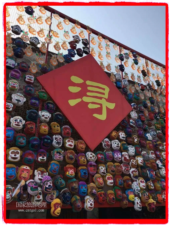 中國規(guī)模最大的猴面具彩繪在南潯古鎮(zhèn)展示。猴子真是今年最紅的動物。 