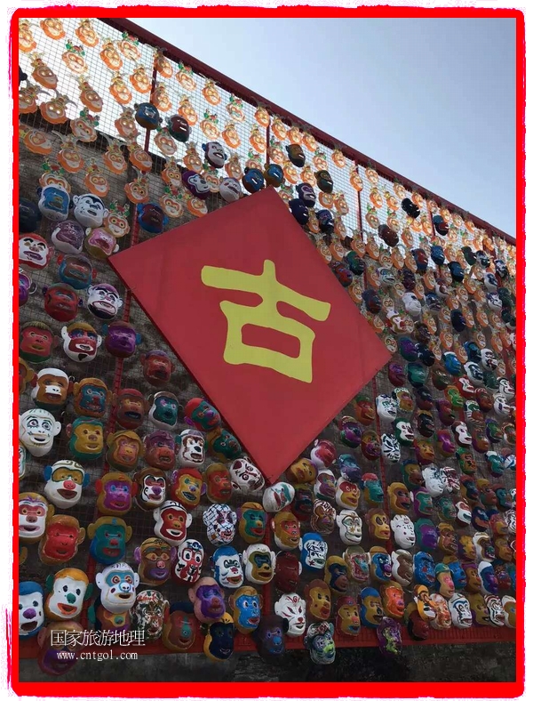 中國規(guī)模最大的猴面具彩繪在南潯古鎮(zhèn)展示。猴子真是今年最紅的動物。 