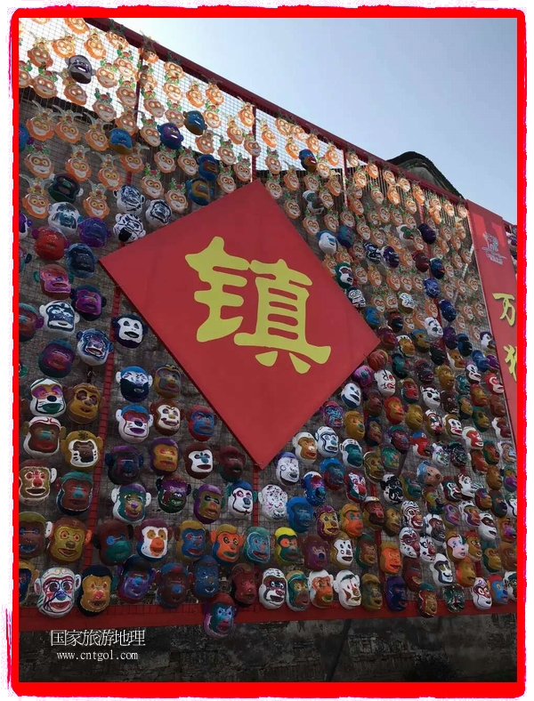 中國規(guī)模最大的猴面具彩繪在南潯古鎮(zhèn)展示。猴子真是今年最紅的動物。 