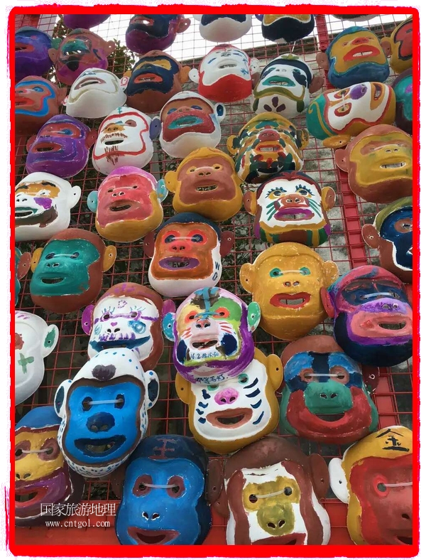 中國規(guī)模最大的猴面具彩繪在南潯古鎮(zhèn)展示。猴子真是今年最紅的動物。 